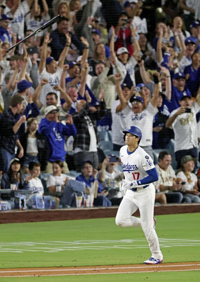 　５回、５２号３ランを放ち一塁へ向かう大谷（共同）