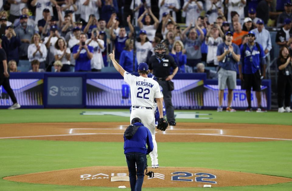 　１回、マウンドで観客の声援に応えるカーショー（共同）