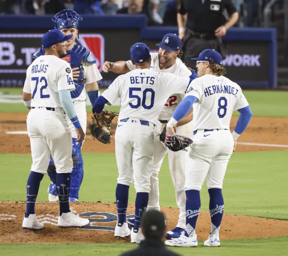 　５回途中で降板となり、ベッツ（５０）とハグするカーショー（共同）