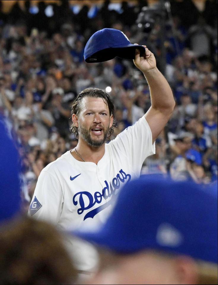 　ジャイアンツ戦の５回途中で降板し、観客の歓声に応えるカーショー（共同）