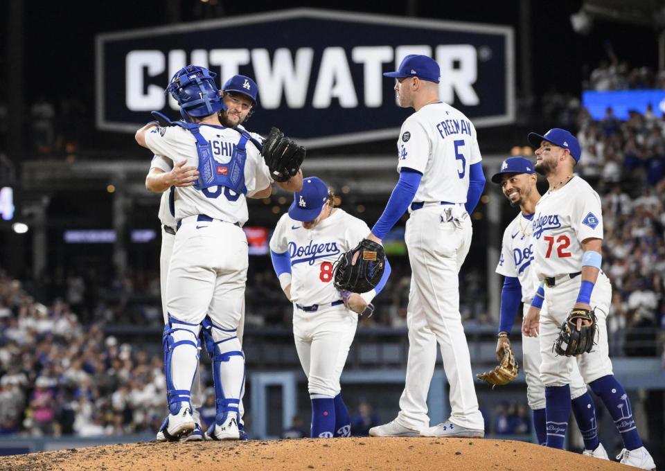 　ジャイアンツ戦の５回途中で降板となり、捕手ラッシングとハグするカーショー（共同）