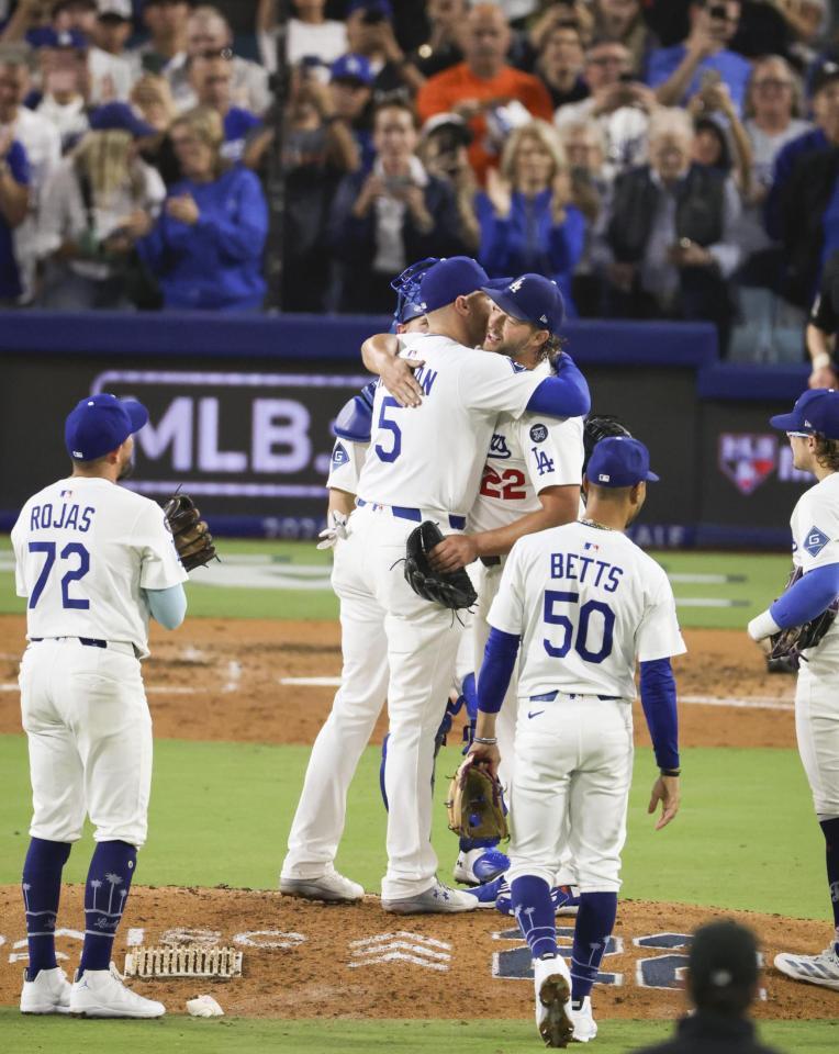 　５回途中で降板となり、フリーマン（５）とハグするカーショー（共同）