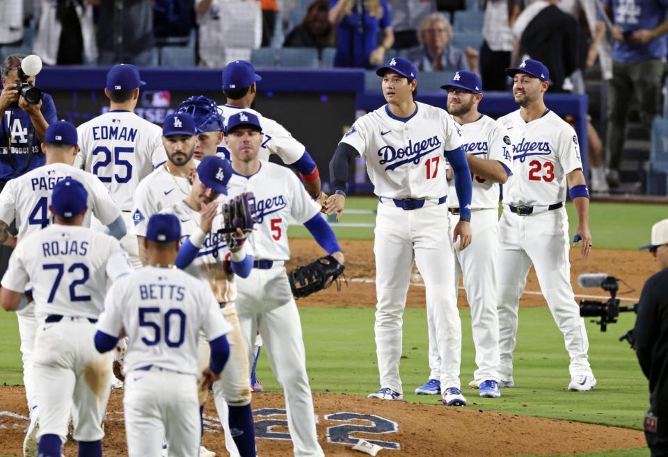 　ジャイアンツに勝利しチームメートを迎える大谷（17）＝共同