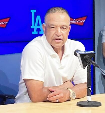 　試合後、シャンパンで乾杯した様子を明かしたロバーツ監督（撮影・小林信行）