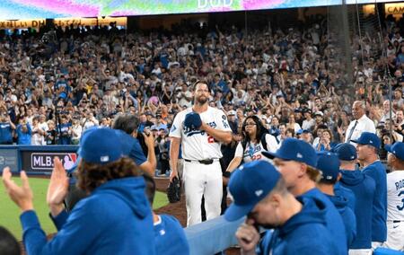 　観客の歓声に応えるカーショー（共同）