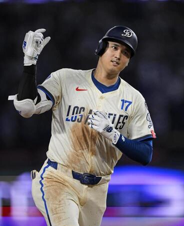 　ジャイアンツ戦の６回、53号ソロを放ちポーズをとるドジャース・大谷（共同）
