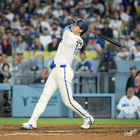 　６回、５３号ソロを放つ大谷（ロサンゼルス・ドジャース提供）