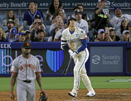 　ジャイアンツ戦の６回、リーグトップに並ぶ53号ソロを放つドジャース・大谷。投手ペゲロ（共同）