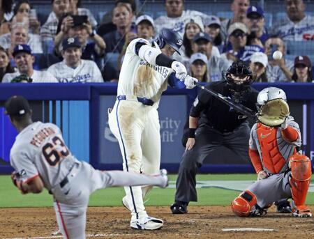 　ジャイアンツ戦の６回、リーグトップに並ぶ53号ソロを放つドジャース・大谷。投手ペゲロ（共同）