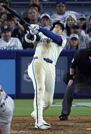 　ジャイアンツ戦の６回、リーグトップに並ぶ53号ソロを放つドジャース・大谷（共同）