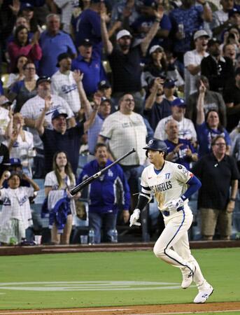 　ジャイアンツ戦の６回、リーグトップに並ぶ53号ソロを放ったドジャース・大谷（共同）