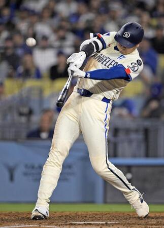 　ジャイアンツ戦の６回、リーグトップに並ぶ53号ソロを放つドジャース・大谷（共同）