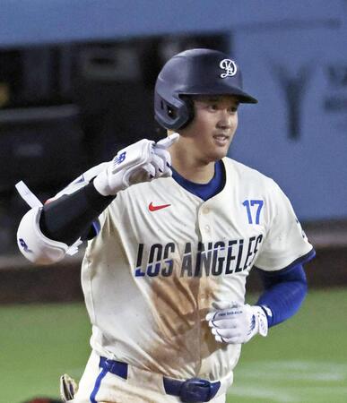 　ジャイアンツ戦の６回、53号ソロを放ったドジャース・大谷（共同）