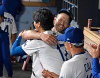 　ジャイアンツ戦の５回途中で降板し、ベンチで大谷（１７）と抱き合うドジャースのカーショー（共同）
