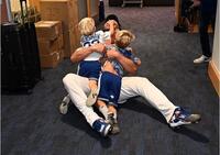 　２人の息子に抱きつかれるドジャースのクレイトン・カーショー（ジョン・スーフー／ドジャース提供）