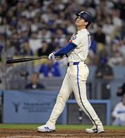 　ジャイアンツ戦の６回、リーグトップに並ぶ53号ソロを放つドジャース・大谷（共同）