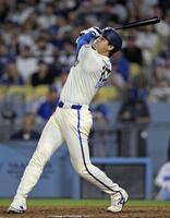 　ジャイアンツ戦の６回、リーグトップに並ぶ53号ソロを放つドジャース・大谷（共同）