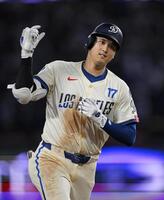 　ジャイアンツ戦の６回、53号ソロを放ちポーズをとるドジャース・大谷（共同）