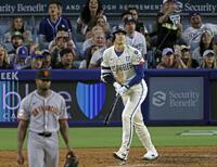 　ジャイアンツ戦の６回、リーグトップに並ぶ53号ソロを放つドジャース・大谷。投手ペゲロ（共同）