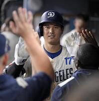 　ジャイアンツ戦の６回、53号ソロを放ちチームメートに迎えられるドジャース・大谷（共同）