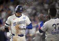 　ジャイアンツ戦の６回、本塁打を放ちヒマワリの種で祝福されるドジャース・大谷（共同）