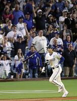 　ジャイアンツ戦の６回、リーグトップに並ぶ53号ソロを放ったドジャース・大谷（共同）