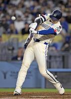 　ジャイアンツ戦の６回、リーグトップに並ぶ53号ソロを放つドジャース・大谷（共同）