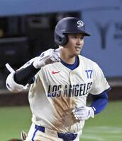 　ジャイアンツ戦の６回、53号ソロを放ったドジャース・大谷（共同）