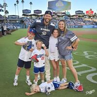 　記念撮影するカーショー一家（ロサンゼルス・ドジャース提供）