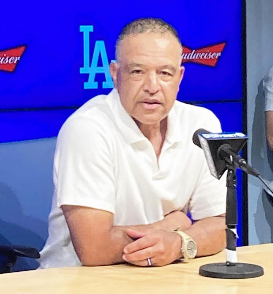 　試合後、シャンパンで乾杯した様子を明かしたロバーツ監督（撮影・小林信行）