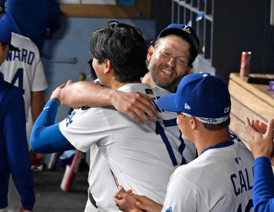 　ジャイアンツ戦の５回途中で降板し、ベンチで大谷（１７）と抱き合うドジャースのカーショー（共同）