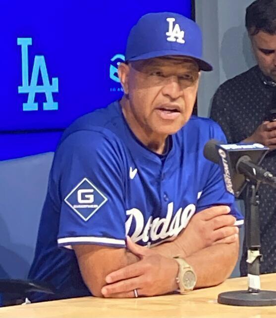 　試合前の会見で報道陣の質問に答えるロバーツ監督（撮影・小林信行）