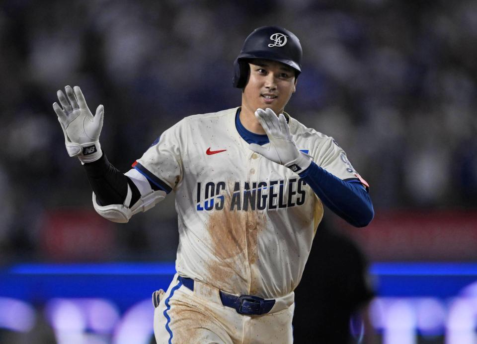 　ジャイアンツ戦の６回、53号ソロを放ちポーズをとるドジャース・大谷（共同）