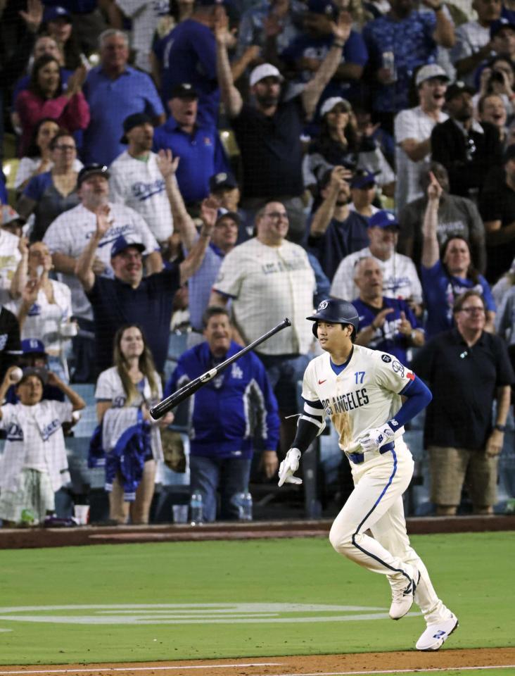 　ジャイアンツ戦の６回、リーグトップに並ぶ53号ソロを放ったドジャース・大谷（共同）