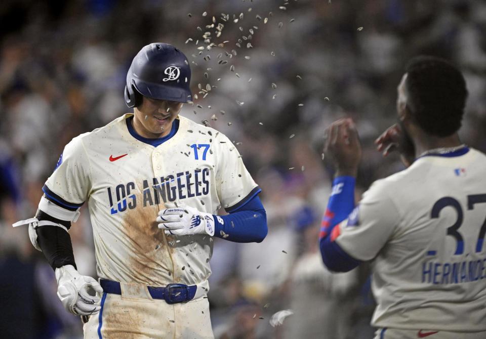 　ジャイアンツ戦の６回、本塁打を放ちヒマワリの種で祝福されるドジャース・大谷（共同）