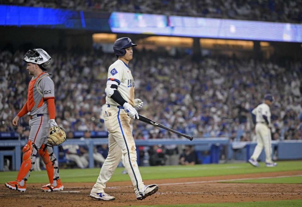 　ジャイアンツ戦の７回、申告敬遠で一塁へ向かう大谷（共同）