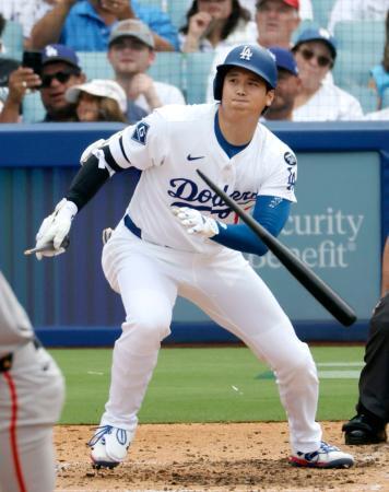 　ジャイアンツ戦の６回、バットを折りながら右前打を放つドジャース・大谷＝ロサンゼルス（共同）