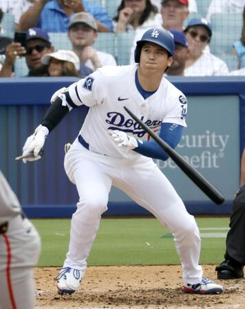 　ジャイアンツ戦の６回、バットを折りながら右前打を放つドジャース・大谷（共同）