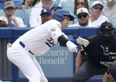 　ジャイアンツ戦の６回、バットを折りながら右前打を放つドジャース・大谷（共同）