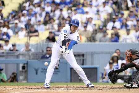 　ジャイアンツ戦の６回、バットを折りながら右前打を放つドジャース・大谷（共同）