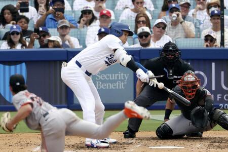 　ジャイアンツ戦の６回、バットを折りながら右前打を放つドジャース・大谷。投手マクドナルド（共同）