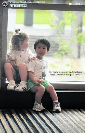 　エドマンの長男・イーライ君とスミスの長女・シャーロットちゃん。カラさんのインスタグラム（ｃａｒａｍａｒｔｉｎｅｌｌｓｍｉｔｈ）より 