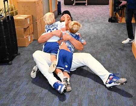 【写真】引退のカーショーが最高のパパ!ド軍専属カメラマンがロッカーの一幕公開「引退する理由がよくわかる」