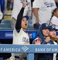 　山本（右）と勝利を喜ぶドジャース・大谷（共同）