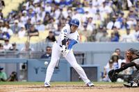 　ジャイアンツ戦の６回、バットを折りながら右前打を放つドジャース・大谷（共同）