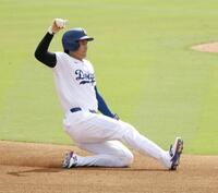 　ジャイアンツ戦の６回、ベッツの遊ゴロで二塁に滑り込むドジャース・大谷（共同）