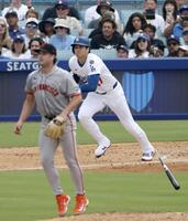 　ジャイアンツ戦の６回、バットを折りながら右前打を放つドジャース・大谷。投手マクドナルド（共同）