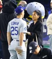 　ドジャースのトミー・エドマン（背番号２５）とキアステン夫人＝３月１８日