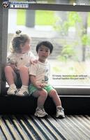 　エドマンの長男・イーライ君とスミスの長女・シャーロットちゃん。カラさんのインスタグラム（ｃａｒａｍａｒｔｉｎｅｌｌｓｍｉｔｈ）より 