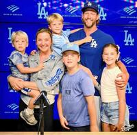 　記念撮影するカーショー一家（ロサンゼルス・ドジャース提供）
